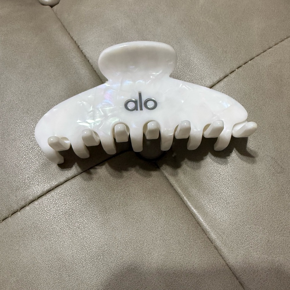 ALO Yoga Iridescent White Pearl Hair Claw Clip